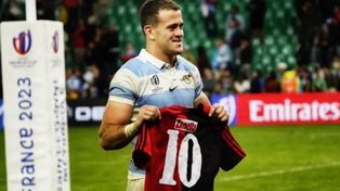 Emiliano Boffelli, con la camiseta de Newells número 10 que usó Maradona. Fue bastante después de terminado el partido con triunfo ante Samoa, en el estadio de Saint-Etienne.