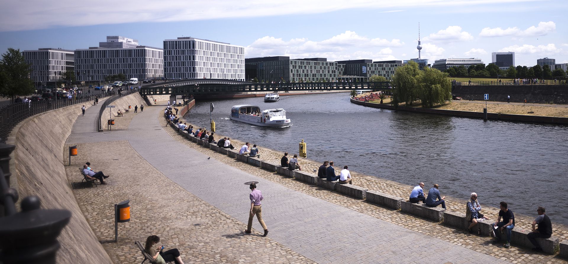 Transeúntes y turistas toman un descanso en el río Spree en el distrito gubernamental de la capital alemana, Berlín, el martes 13 de junio de 2023. (Foto AP/Markus Schreiber) Transeúntes y turistas toman un descanso en el río Spree en el distrito gubernamental de la capital alemana, Berlín, el martes 13 de junio de 2023. (Foto AP/Markus Schreiber)