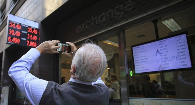 El dólar saltó 17 centavos y superó el escalón de los $ 25