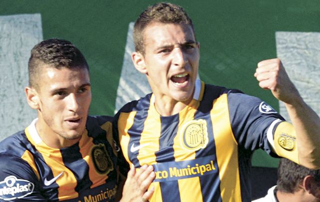 Festejo. El delantero Marco Ruben acaba de convertir el primer gol del partido y lo festeja con Jonás Aguirre