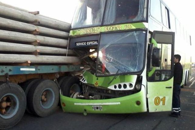 Del choque participó un camión y un micro de la empresa Expreso Ruta 13.