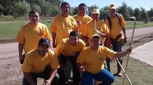 Ocho jóvenes, día a día, ponen a punto el barrio Peñaloza Norte