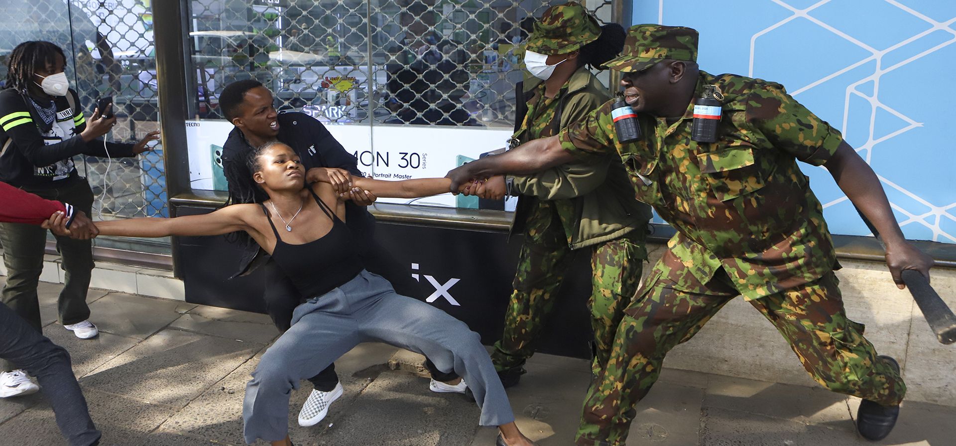 Agentes de policía arrestan a una manifestante que protesta contra los aumentos de impuestos propuestos en un proyecto de ley de finanzas que se presentará al parlamento en Nairobi, Kenia, el martes 18 de junio de 2024. (Foto AP/Andrew Kasuku) Agentes de policía arrestan a una manifestante que protesta contra los aumentos de impuestos propuestos en un proyecto de ley de finanzas que se presentará al parlamento en Nairobi, Kenia, el martes 18 de junio de 2024. (Foto AP/Andrew Kasuku)