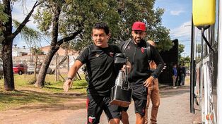 Colón debe jugar con tres delanteros para recibir a Estudiantes.