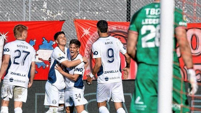 Independiente Rivadavia goleó a Barracas Central.