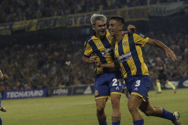 Santi López se abraza a Sández