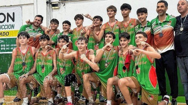 Los chicos de Concordia celebran el título alcanzado en U15.