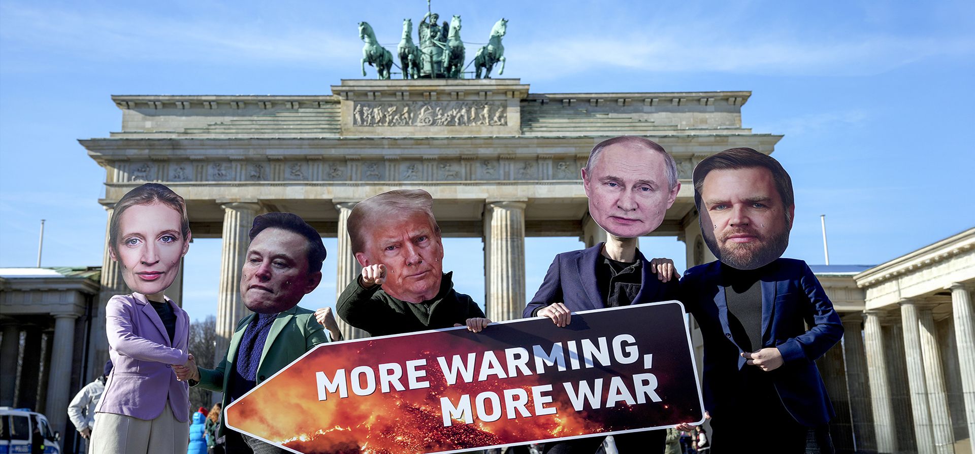 Activistas con máscaras de la principal candidata de la AfD a la canciller, Alice Weidel, Elon Musk, el presidente Donald Trump, el presidente Vladimir Putin y el vicepresidente estadounidense JD Vance, protestan contra el apoyo de Estados Unidos y Rusia al partido de extrema derecha AfD frente a la Puerta de Brandeburgo en Berlín, Alemania, el jueves 20 de febrero de 2025. (Foto AP/Ebrahim Noroozi) Activistas con máscaras de la principal candidata de la AfD a la canciller, Alice Weidel, Elon Musk, el presidente Donald Trump, el presidente Vladimir Putin y el vicepresidente estadounidense JD Vance, protestan contra el apoyo de Estados Unidos y Rusia al partido de extrema derecha AfD frente a la Puerta de Brandeburgo en Berlín, Alemania, el jueves 20 de febrero de 2025. (Foto AP/Ebrahim Noroozi)