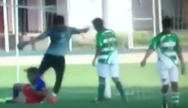 Un arquero le pegó una violenta patada en la cabeza a un rival y le fracturó el cráneo