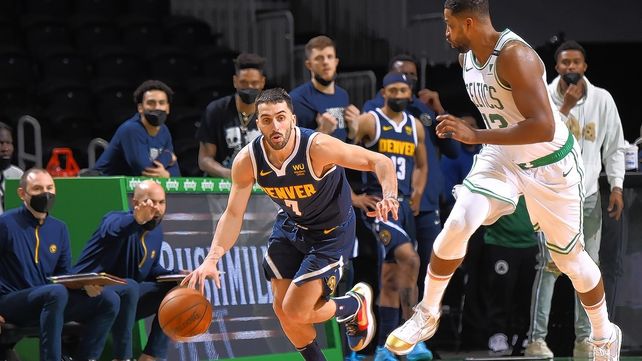 Facundo Campazzo fue titular en Denver ante Boston en el TD Garden.&nbsp;