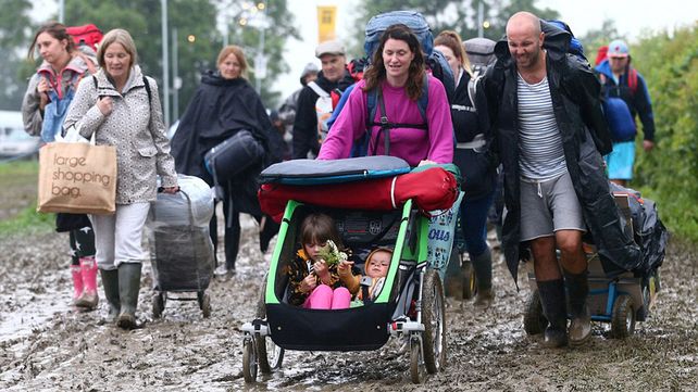 Glastonbury, el mítico festival británico se celebra bajo la lluvia y el barro