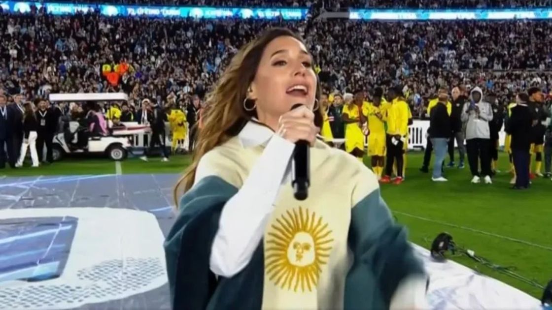 La historia del poncho bandera que Soledad lució ante Messi y por qué terminó en manos de un jugador