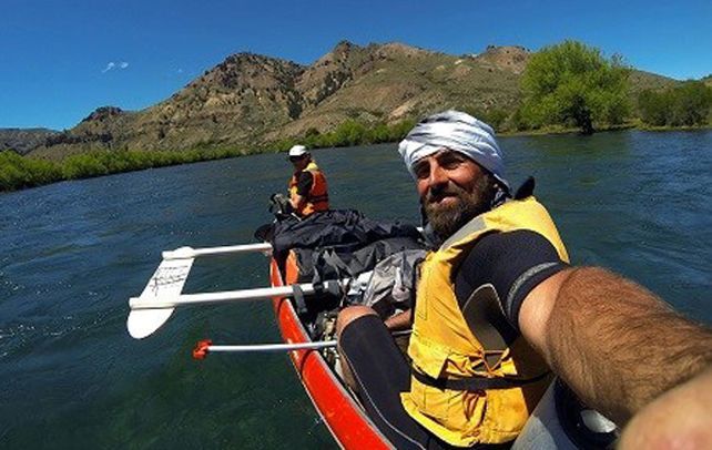 Selfie. Gustavo Iñigo se retrata en la canoa con su novia Mónika Fellner durante la navegación del Limay.