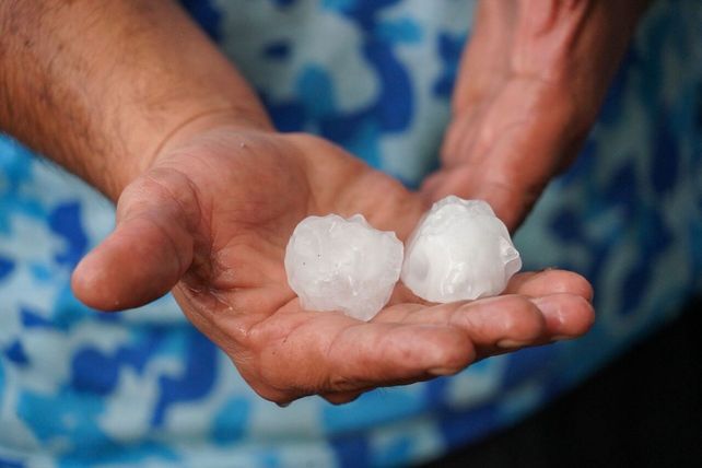 Una granizada breve pero intensa se precipitó en algunas zonas de Rosario.