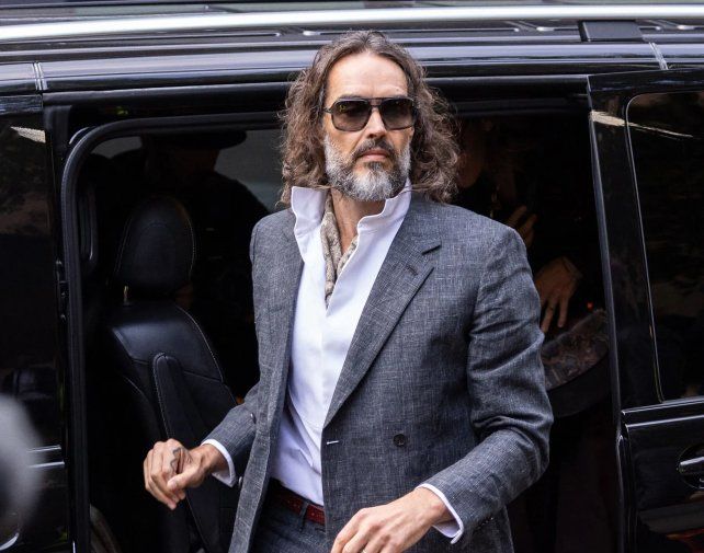 Juicio al actor Russell Brand: lo acusan de ser un depredador sexual implacable