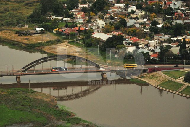 Imagen aérea del puente carretero que une la ciudad de Santa Fe con Santo Tomé.