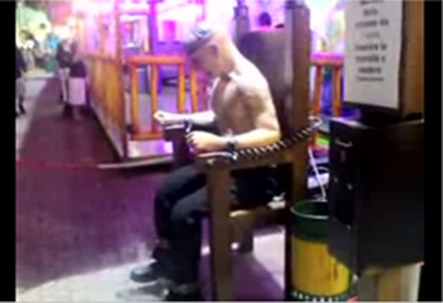 El simulacro de una ejecuci&oacute;n es la exitosa y aberrante atracci&oacute;n de un parque de Mil&aacute;n