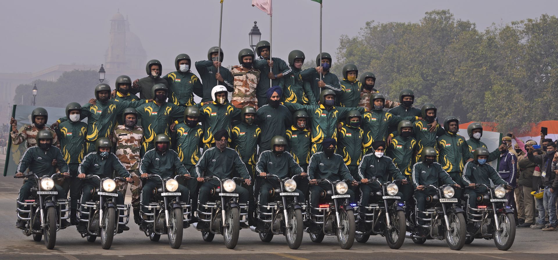 Soldados de la fuerza de seguridad fronteriza indotibetana muestran su habilidad para mover motocicletas durante los ensayos para el próximo desfile del Día de la República en las colinas de Raisina, la sede del poder del gobierno, en Nueva Delhi. India celebra el Día de la República el 26 de enero, destacado por un desfile de diferentes ramas de las fuerzas armadas, así como una exhibición de armas y misiles.