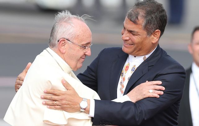 El Papa en Ecuador. Francisco fue recibido con fervor. El viento le voló el solideo. El abrazo del presidente Correa.