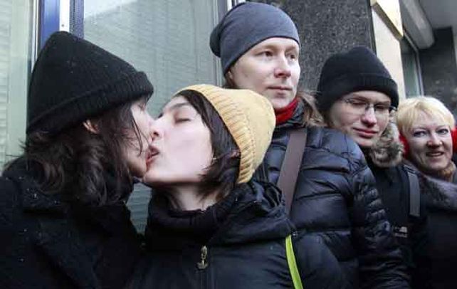 Amor gay. Dos chicas se besan frente a la Duma antes de la represión.