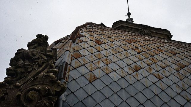 Destinan $27 millones para restaurar y renovar las cubiertas de chapa y de losa del Teatro.