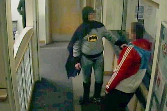 Batman entregó a un delincuente en una comisaría inglesa