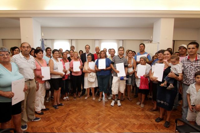 El Municipio regularizó la situación dominial de 60 familias de barrios del Oeste y Norte