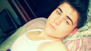 La historia secreta del chico de ojos claros que enamora a las teenagers en Facebook