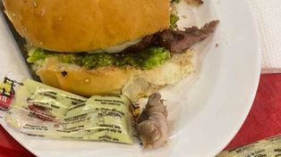 Estaba comiendo una hamburguesa y encontró un dedo