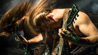 Bailar moviendo fuerte la cabeza como en el heavy metal perjudica la salud