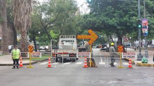 Comienza la reparación del hundimiento en la calzada sobre bulevar Gálvez frente a la plaza Pueyrredón: los cortes y desvíos de tránsito