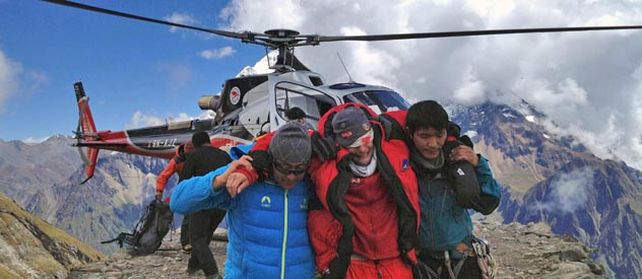 “Un serac (gran bloque de hielo) se desprendió antes del alba desde un flanco de la cumbre”