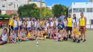 La comunidad del hockey en el Club Paracao forma talentos y valores.