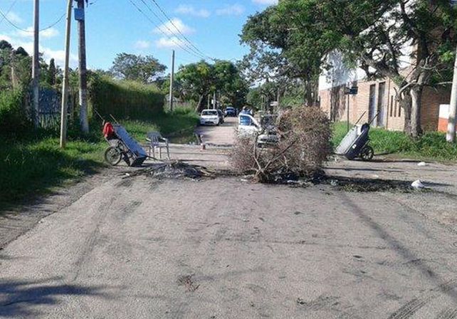 Uno de los cortes que realizan los vecinos en Riobamba al 8600./ Matias De Philippis.