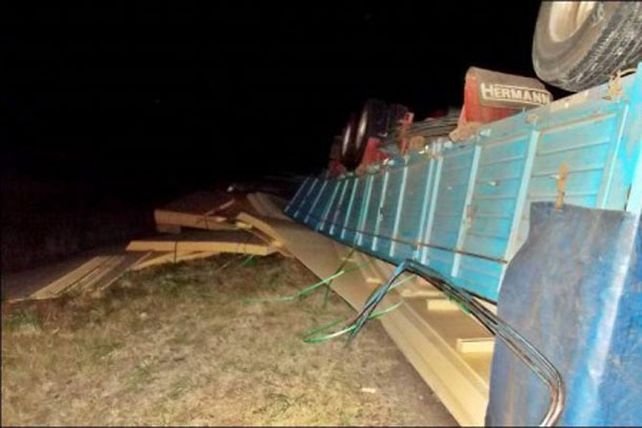 Un camión mordió la banquina mojada y volcó sobre la ruta 127