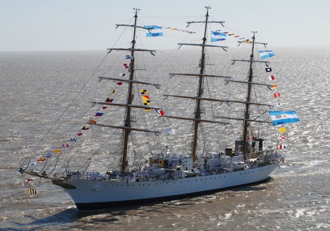 Mauricio Macri recibe a la Fragata Libertad