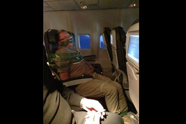 Se emborracha y viaja atado con cinta adhesiva