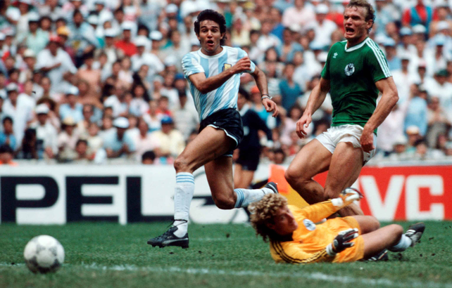 El último grito. Burruchaga anota el gol que le dio el titulo a Argentina en México 1986 ante Schumacher y Briegel.