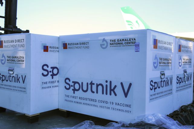Un envío de vacunas Sputnik en el aeropuerto de Teherán