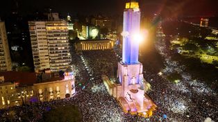 Una multitud se congregó en el Monumento para festejar el triunfo de Argentina ante Inglaterra, y el pase a la final del Mundo.&nbsp;