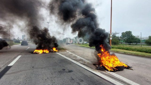 Corte de trabajadores de UTA en la 168 a la altura de la fuente de La Cordialidad