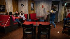 Entre amigas. Un grupo de adolescentes aprovechó para salir a tomar algo en un bar de Buenos Aires. Entre amigas. Un grupo de adolescentes aprovechó para salir a tomar algo en un bar de Buenos Aires.