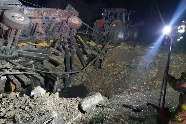 El cráter que dejó uno de los misiles rusos en suelo polaco.