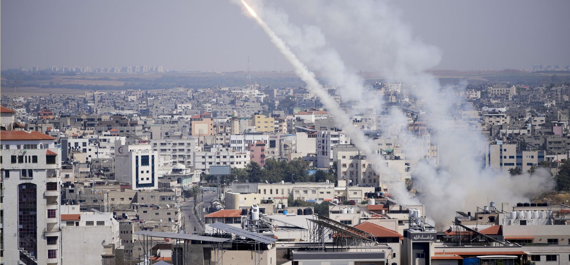 Cohetes se lanzan desde la Franja de Gaza hacia Israel, en la ciudad de Gaza, el miércoles 10 de mayo de 2023. Aviones israelíes atacaron objetivos en la Franja de Gaza por segundo día consecutivo el miércoles, matando al menos a un palestino y acercando a la región a un nuevo Ronda de intensos combates. (Foto AP/Adel Hana)