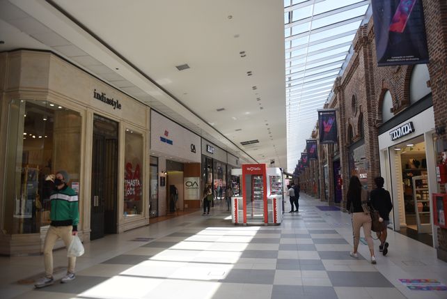 Los centros comerciales buscan atraer locales generadores de flujo