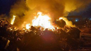 Alerta a la madrugada: un gran incendio afectó una chatarrería de la zona sudoeste