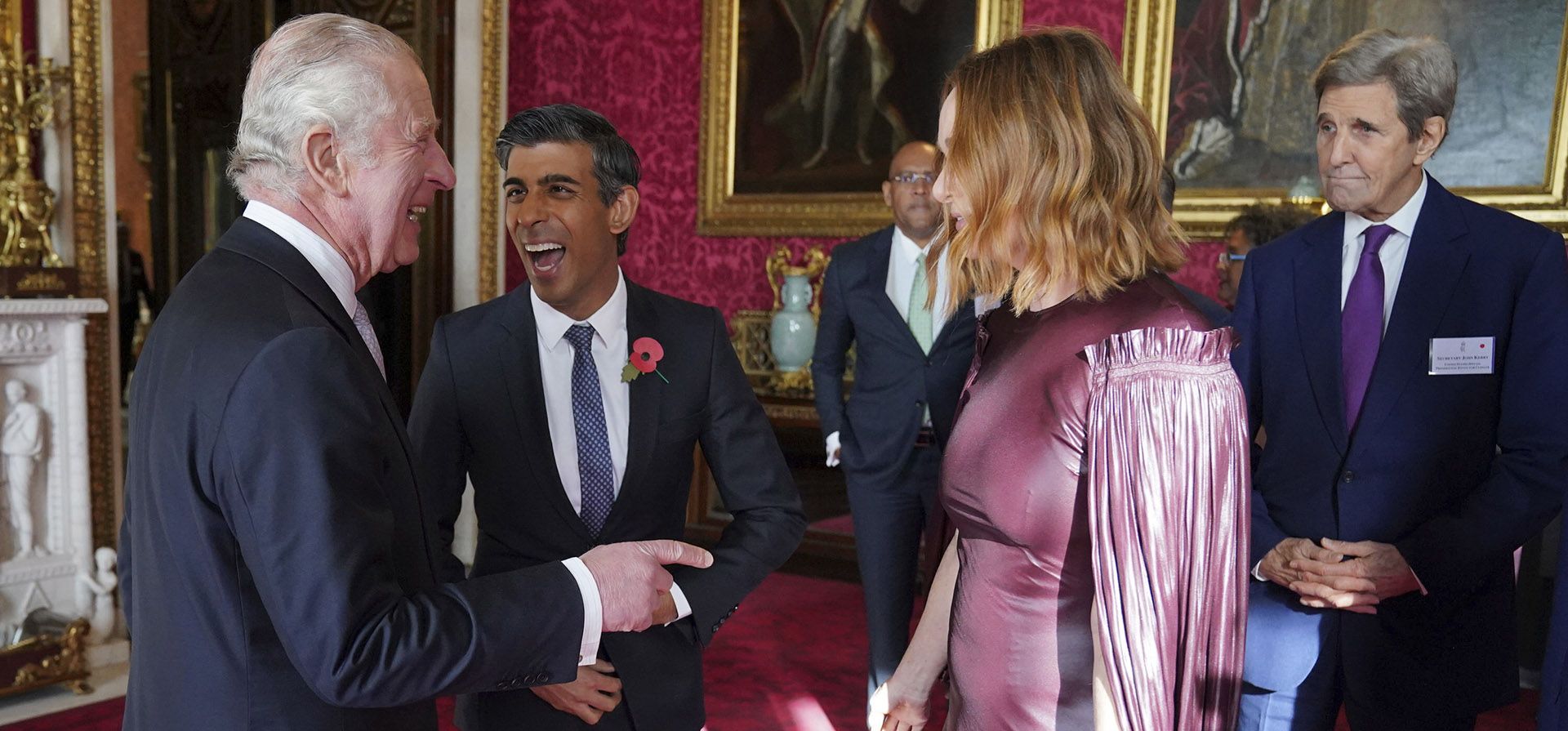 El rey Carlos III de Gran Bretaña, habla con el primer ministro Rishi Sunak, Stella McCartney y el enviado presidencial especial de EE. UU. para el clima, John Kerry, durante una recepción en el Palacio de Buckingham, Londres, el viernes 4 de noviembre de 2022, antes de la Cumbre Cop27.