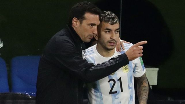 Scaloni le da indicaciones a Angel Correa. El delantero rosarino viaja a Doha para sumarse a la selección.