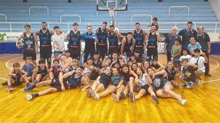 Jugadores y cuerpo técnico de Echagüe celebran el triunfo ante Salta Basket.