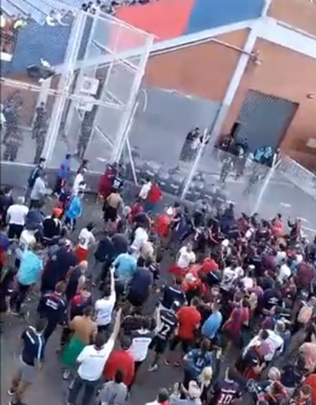 Hinchas de San Lorenzo intentan romper el alambrado e ir al sector donde salen jugadores y dirigentes.